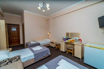 Фото номера Трехместный стандарт. Корпус № 10, 11 Санаторий Славутич г. Алушта 3