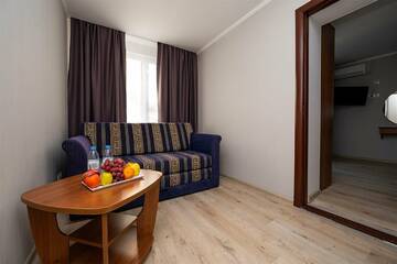 Фото номера Двухкомнатный фэмили Санаторий Славутич г. Алушта 4