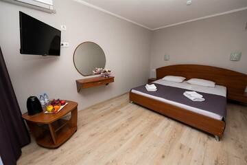 Фото номера Двухкомнатный фэмили Санаторий Славутич г. Алушта 2