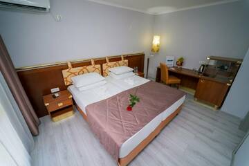 Фото номера Двухкомнатный делюкс Санаторий Славутич г. Алушта 2